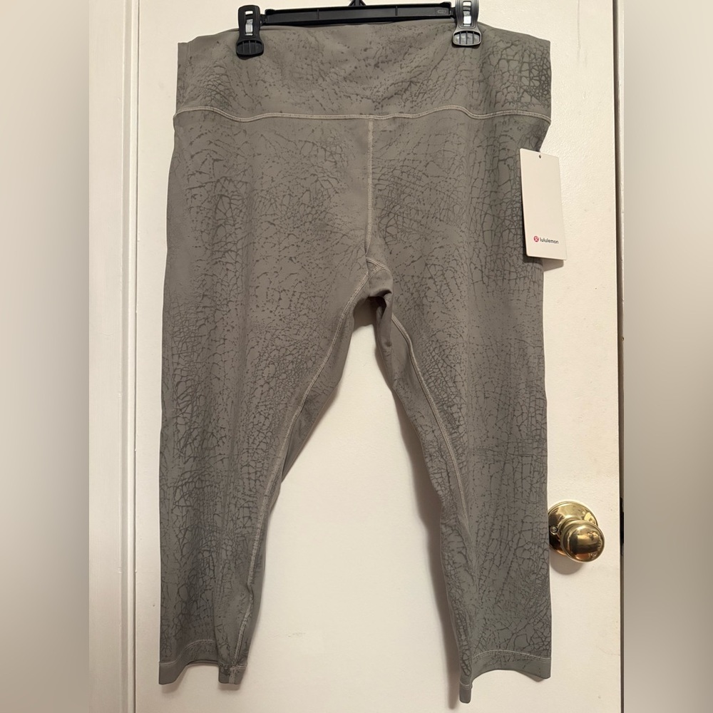 NWT Lululemon Gray Textured Cropped‎ Leggings